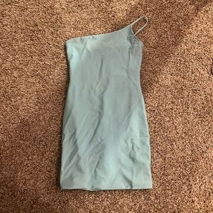 Only worn once and in great condition, I wore this for a semi formal dance:)